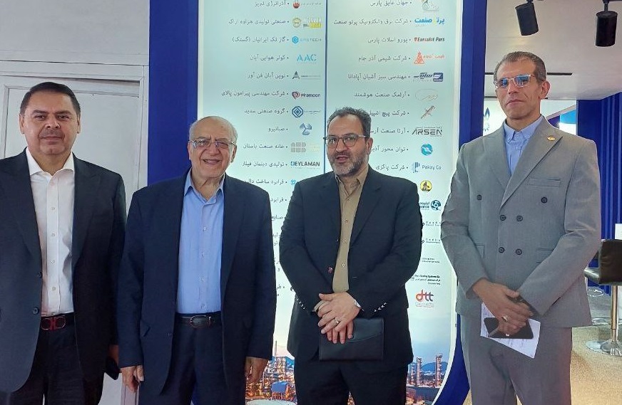 دکتر نعمت زاده وزیر اسبق وزارت نفت در غرفه ستصا